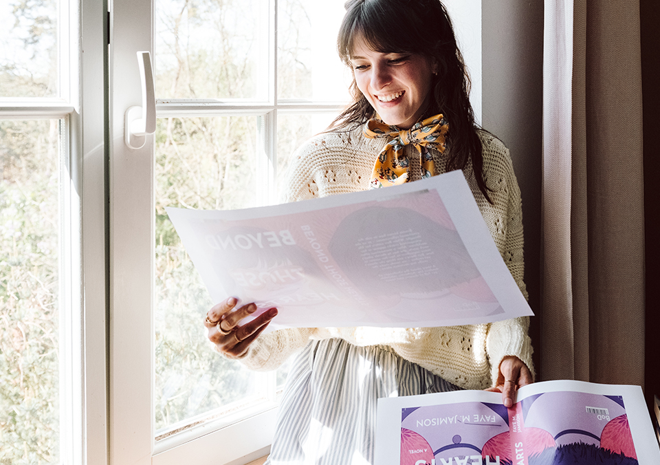 Foto de una mujer escribiendo su libro