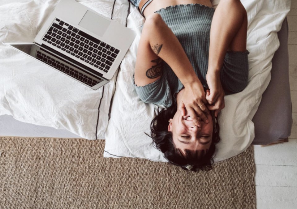 Foto de una mujer escribiendo su libro