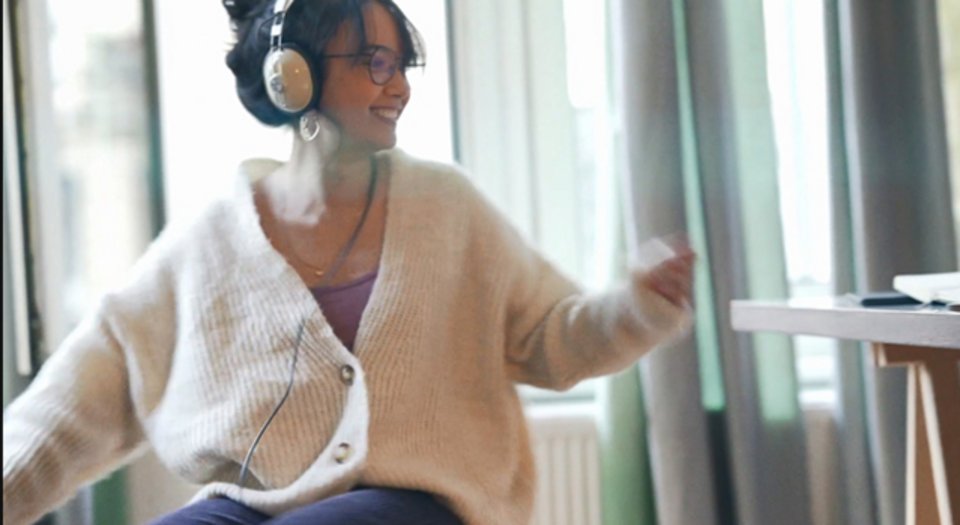 Foto de una joven con auriculares